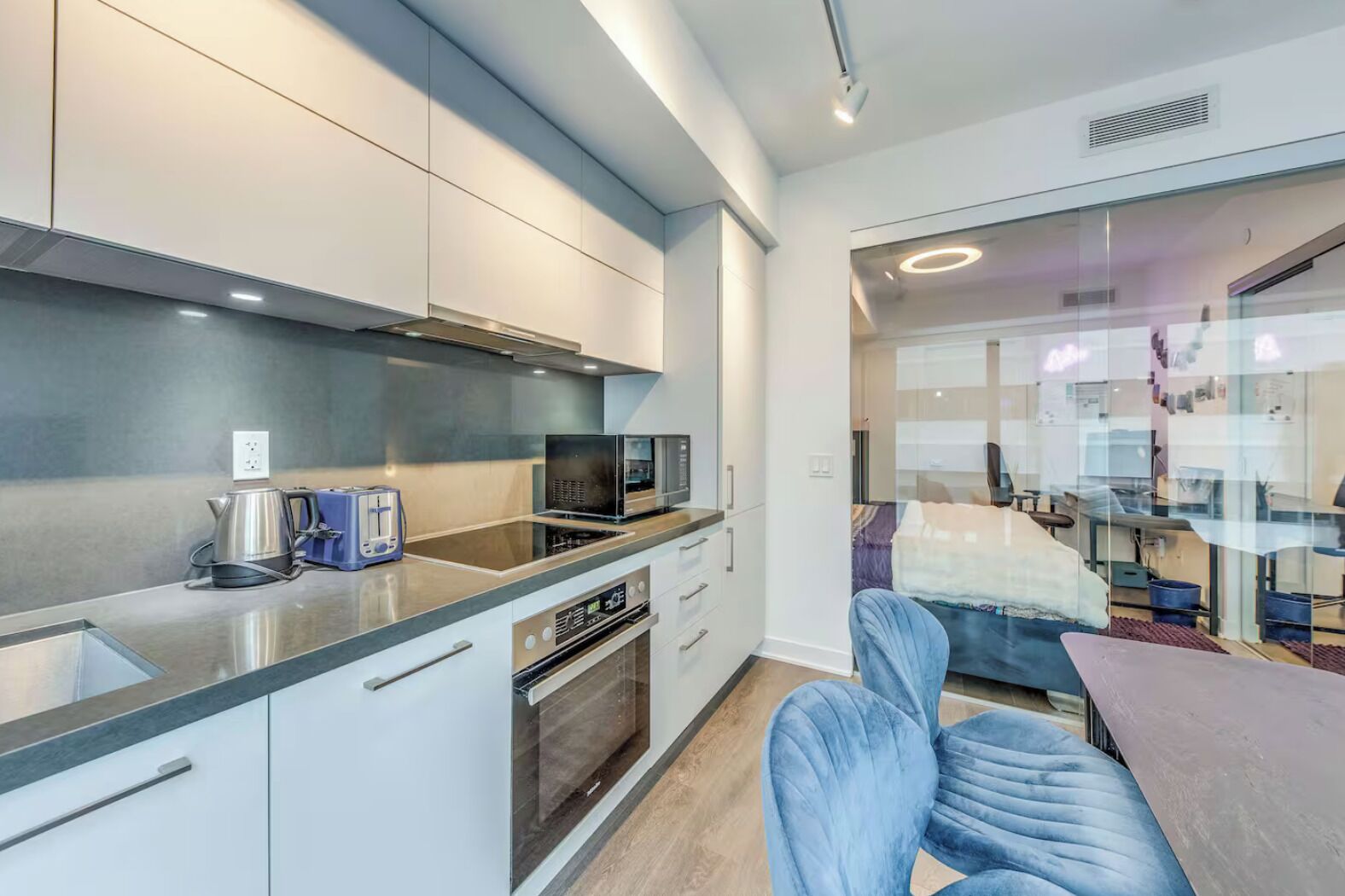 Luxury Suite, City View | Living area