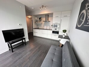 TV - Toronto Condo in front of Eglinton/Yonge Subway station (Toronto)