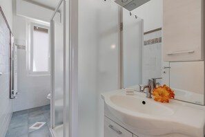 Dusche, Haartrockner, Bidet, Handtücher