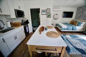 WiFi, bed sheets - Modern Coastal Escape near the Beach & LAX (Los Angeles)