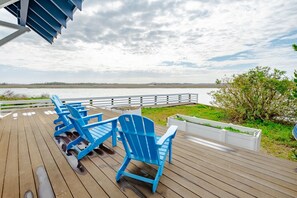 Terrace/patio - Cozy Marshfront Home, walking distance to shops and dining (Bald Head Island)