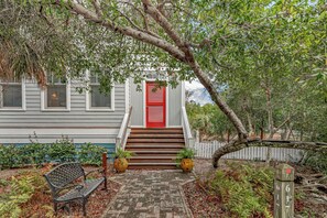 Terrace/patio - Nestled on a picket-fenced, private corner lot in prestigious Cape Fear Station (Bald Head Island)