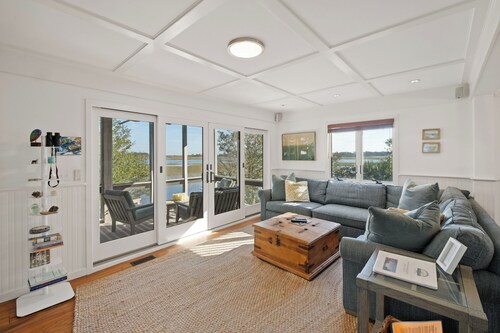 30 Knots enjoys access to the neighborhood