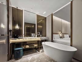 Eenvoudige eenpersoonskamer, balkon, uitzicht op tuin