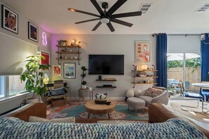 Living area - Bohemian Bolthole: Live like a Native Austinite (Austin)