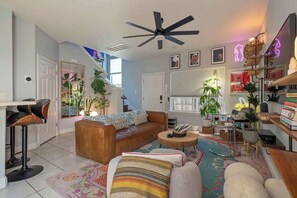 Living area - Bohemian Bolthole: Live like a Native Austinite (Austin)