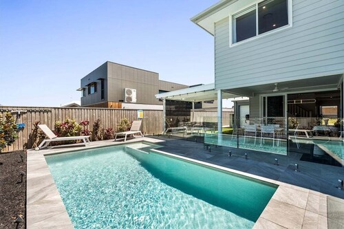Sunhaven - Family home with a pool walking distance to the beach