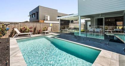 Sunhaven - Family home with a pool walking distance to the beach