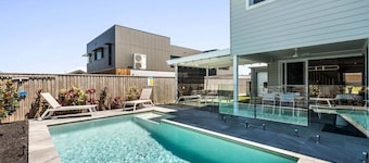 Sunhaven - Family home with a pool walking distance to the beach