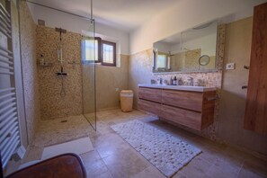 Shower, hair dryer, towels, soap - Villa near Vence (Vence)