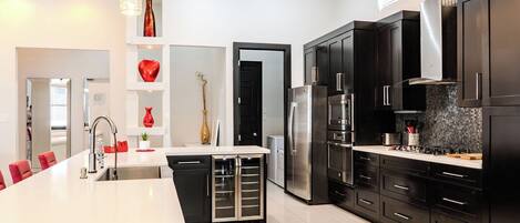 Geladeira, micro-ondas, fogão, cooktop