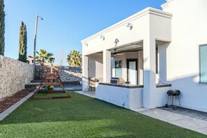 Terrace/patio - Modern upscale home with an amazing kitchen. (El Paso)