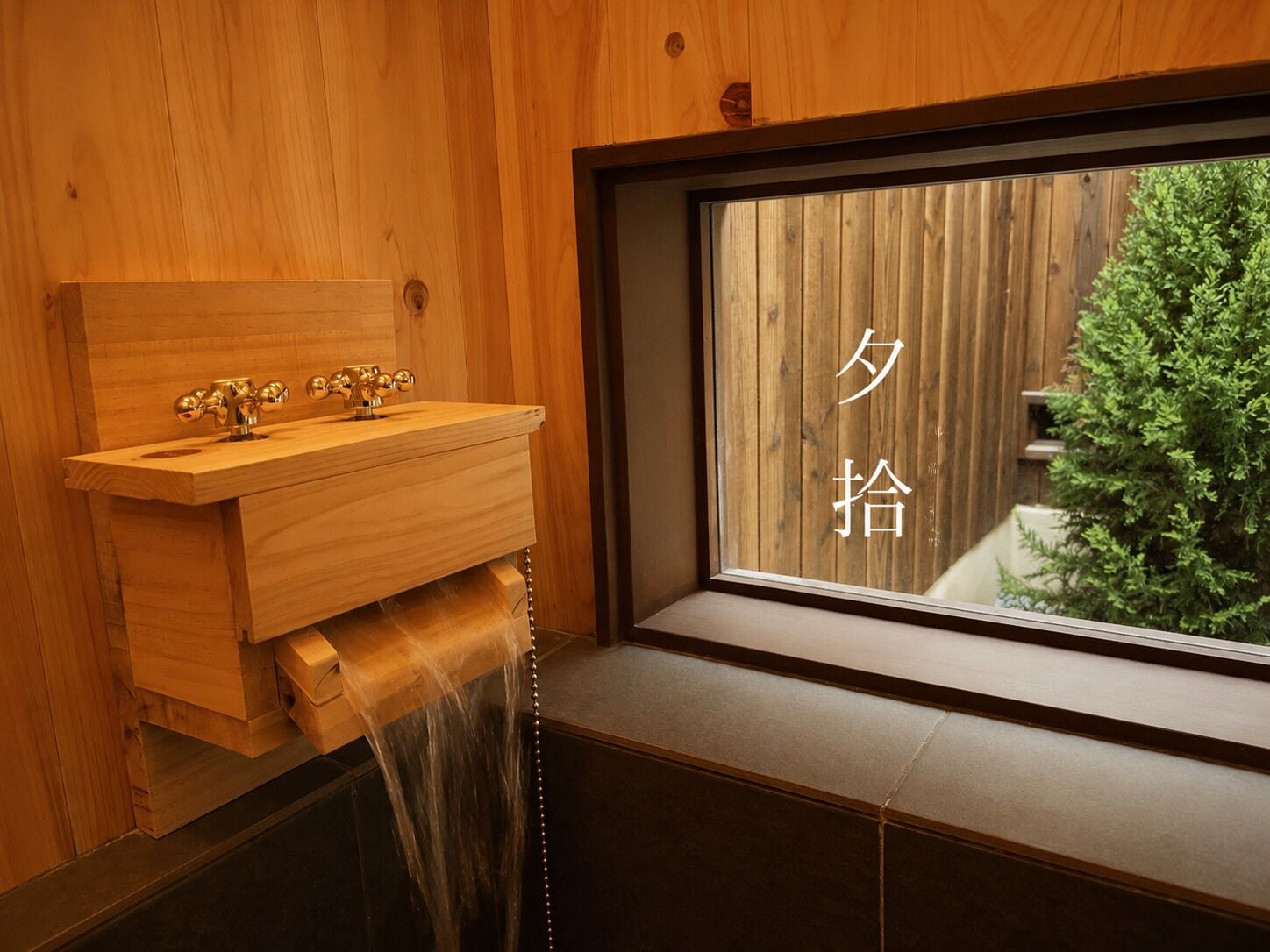 ヘアドライヤー、ビデ、タオル、トイレットペーパー