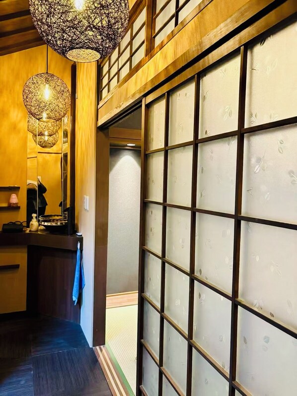 Unclassified image, 1 of 42, button - Yubikan, Japanese style 80 sq.m. with terrace and garden|3 min. walk from Tanabe station on the Osaka Tanimachi line|5 min. direct access to Tennoji shopping area. (大阪市)