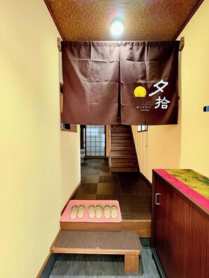 Unclassified image, 2 of 42, button - Yubikan, Japanese style 80 sq.m. with terrace and garden|3 min. walk from Tanabe station on the Osaka Tanimachi line|5 min. direct access to Tennoji shopping area. (大阪市)