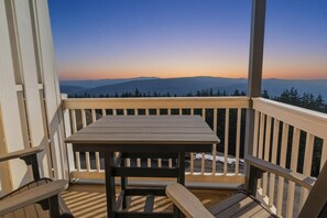Outdoor dining - Cozy 1-BR condo with AC, ski-in/ski-out, in Snowshoe, right by Ballhooter Lift (Snowshoe)