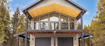 The Wolf Den | New 2026 | Hot Tub | Sleeps 15
