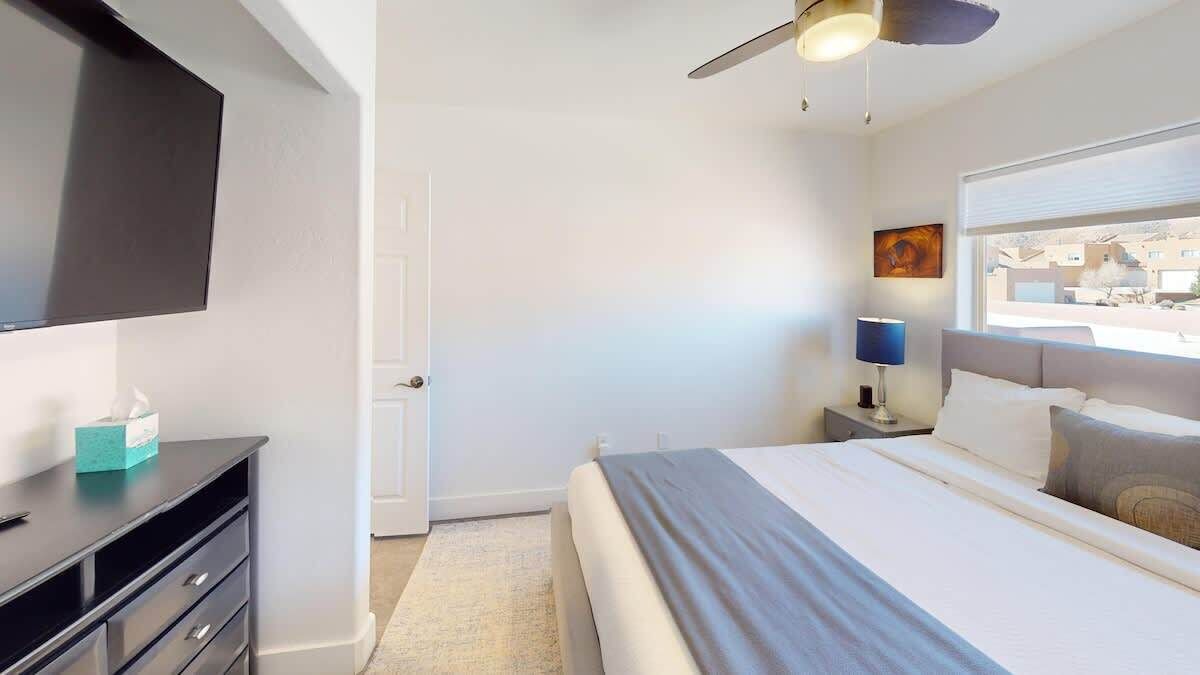3 slaapkamers, een strijkplank/strijkijzer, gratis wifi, beddengoed