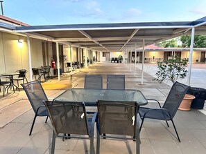 Outdoor dining - Premium Queen Charleville (charleville)