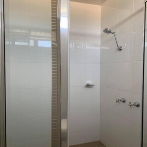 Een douche, een haardroger, handdoeken