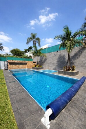 حمام سباحة