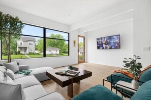Smart TV, offices - Modern Palette - Private Patio - Mins to Broadway (Nashville)
