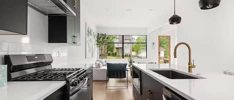 Réfrigérateur, four à micro-ondes, un four, surface de cuisson