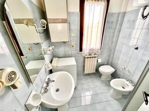 Shower, bidet - Bilo Adriano with terrace and garage near the sea (Marcelli)
