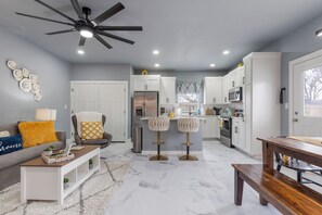 Living area - Modern Escape in Downtown Tulsa: Sleeps 12 (Tulsa)