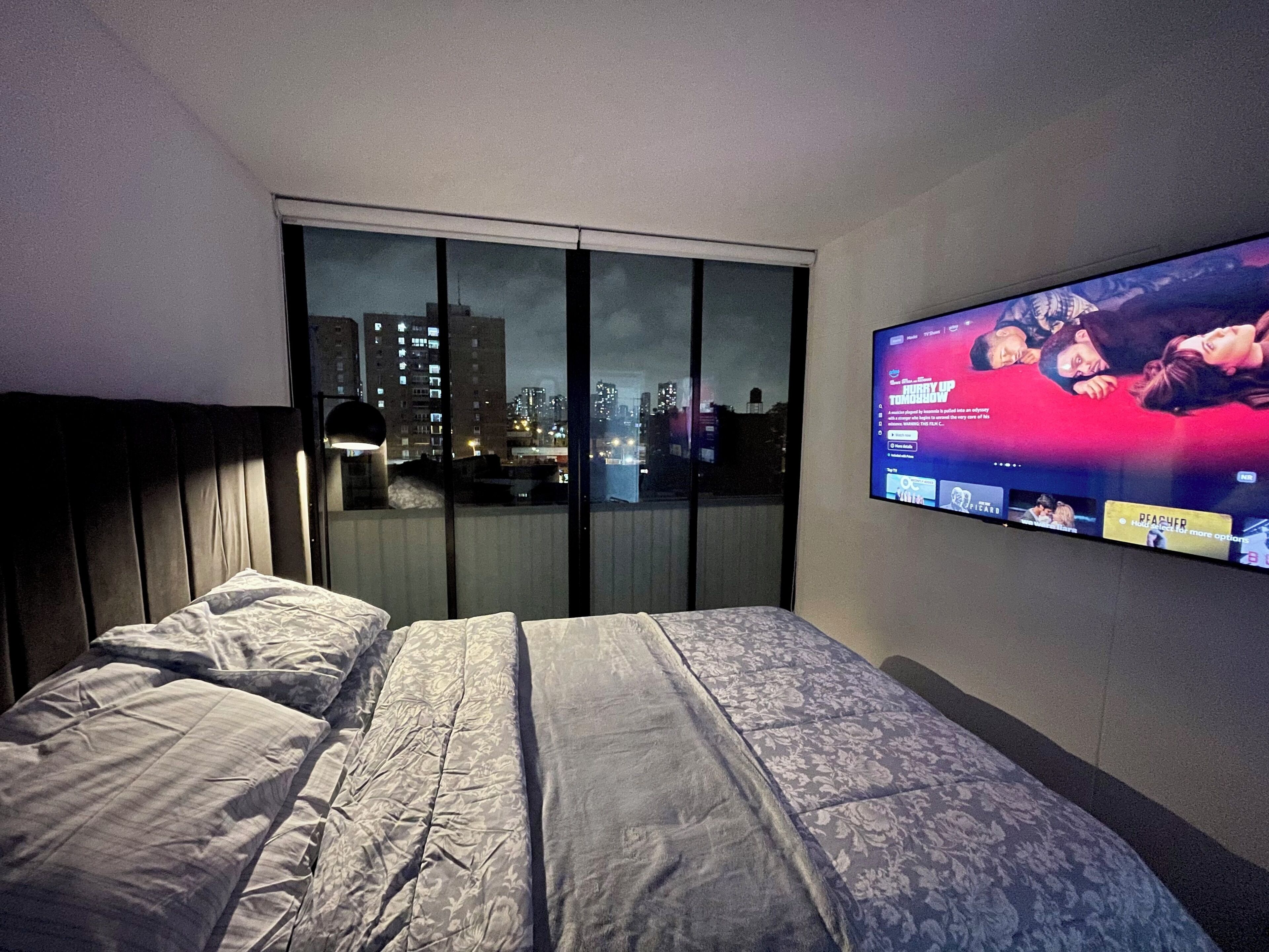 2 عدّة غرف نوم وخزنة داخل الغرفة وواي فاي مجانًا وملاءات أسرّة