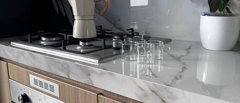 Fridge, oven, stovetop, coffee/tea maker