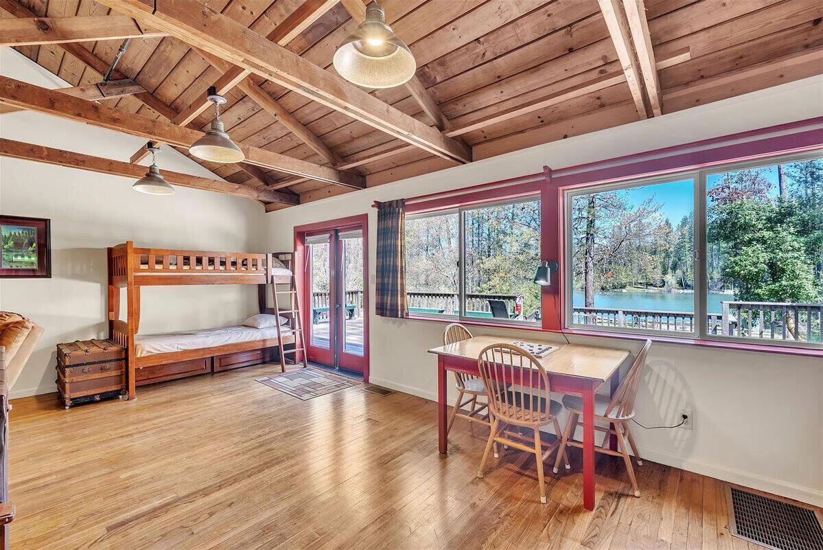 2 quartos, ferros/tábuas de passar roupa, Wi-Fi, roupa de cama