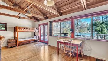 2 quartos, ferros/tábuas de passar roupa, Wi-Fi, roupa de cama