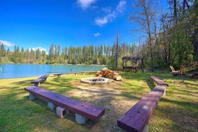 Lakefront Lodge w/Dock, Wood Fireplace, Kayaks & Modern Kitchen