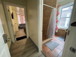 1 dormitorio, tabla de planchar con plancha, wifi y ropa de cama