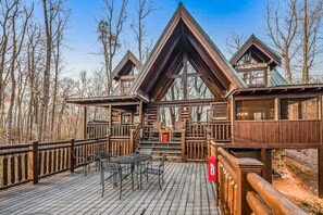 Outdoor dining - Rise and Shine: Free Tickets, Hot tub, Deck, Fireplace (Gatlinburg)