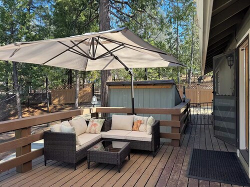 Cedar Ridge Forest Retreat • Fireplace • Huge Deck • Near Yosemite • Game Room