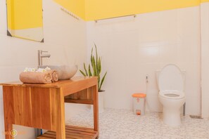 Bangalô standard, sacada, vista para o jardim | Banheiro | Chuveiro, produtos de toalete grátis, secador de cabelo, chinelos