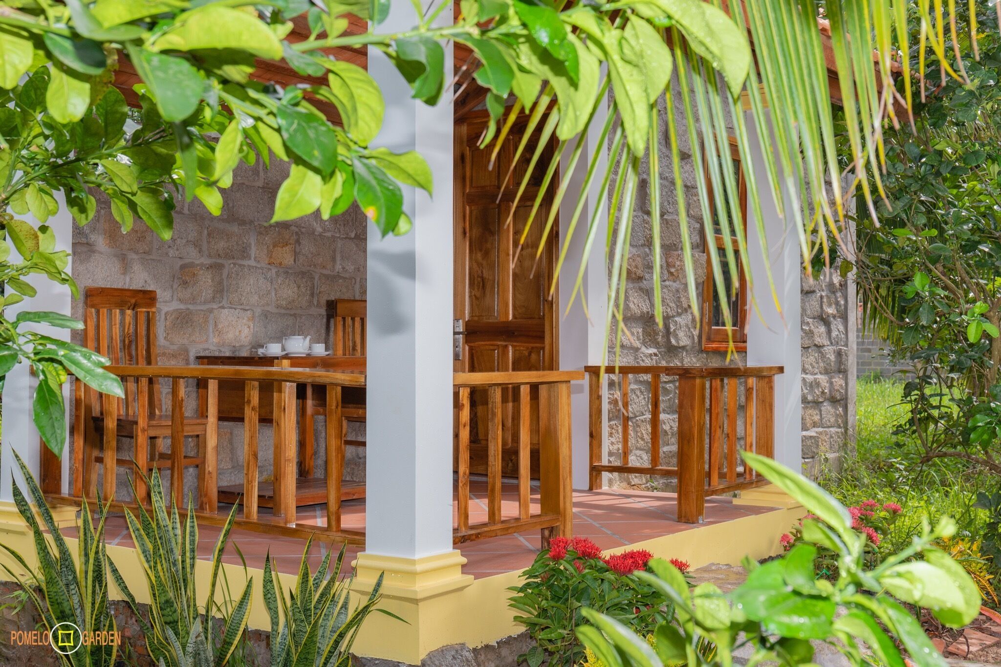 Bangalô superior, sacada, vista para o jardim | Cofres nos quartos, escrivaninha, espaço de trabalho para notebook