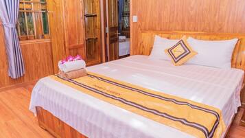 Habitación cuádruple, balcón, vistas al jardín | Caja fuerte, escritorio, espacio para trabajar con un portátil