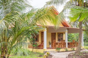 Bangalô standard, sacada, vista para o jardim | Cofres nos quartos, escrivaninha, espaço de trabalho para notebook