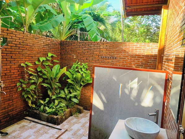 Casa de campo, sacada, vista para o jardim | Banheiro | Chuveiro, produtos de toalete grátis, secador de cabelo, chinelos