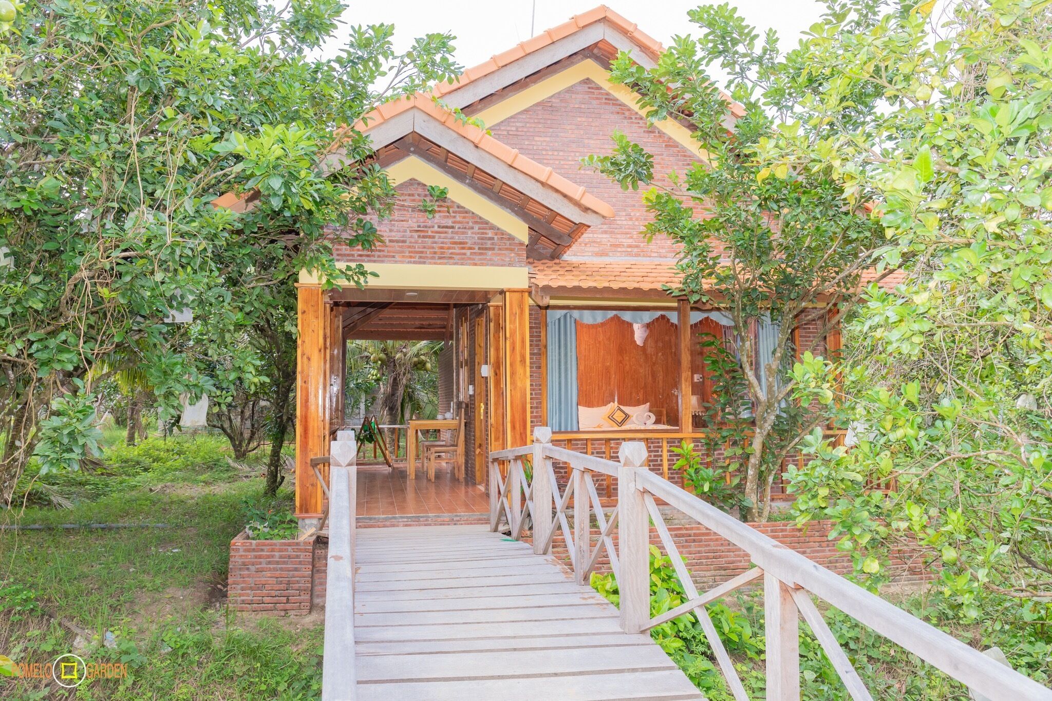 Casa de campo, sacada, vista para o jardim | Cofres nos quartos, escrivaninha, espaço de trabalho para notebook
