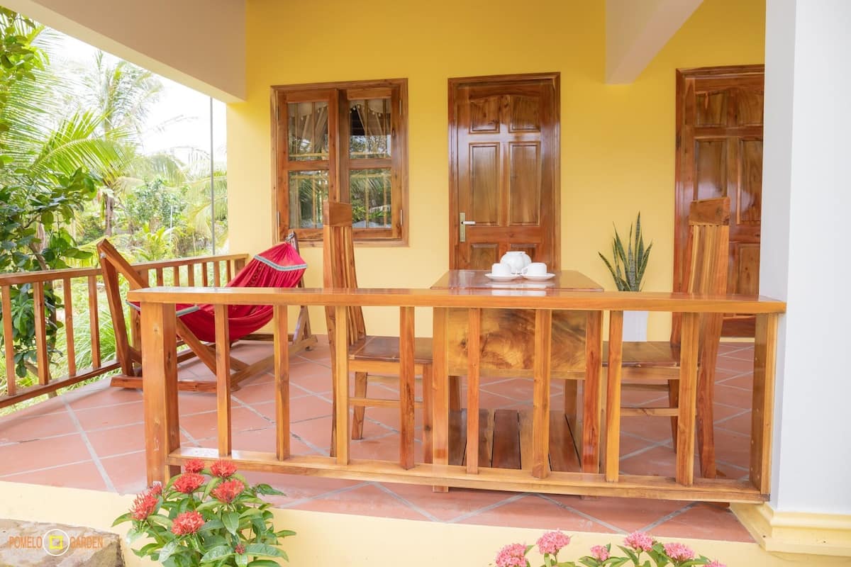 Quarto quádruplo, sacada, vista para o jardim | Cofres nos quartos, escrivaninha, espaço de trabalho para notebook