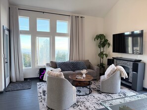 Smart TV - Modern Chalet with Breathtaking Rim of the World Mountain and City Lights Views (Running Springs)