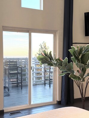 3 bedrooms, free WiFi, bed sheets - Modern Chalet with Breathtaking Rim of the World Mountain and City Lights Views (Running Springs)