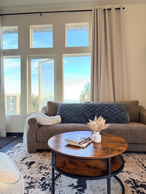 Smart TV - Modern Chalet with Breathtaking Rim of the World Mountain and City Lights Views (Running Springs)