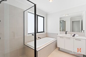 Shower, hair dryer, towels, shampoo - Newly Build Large Family Home Entertainment Escape (Cowes)