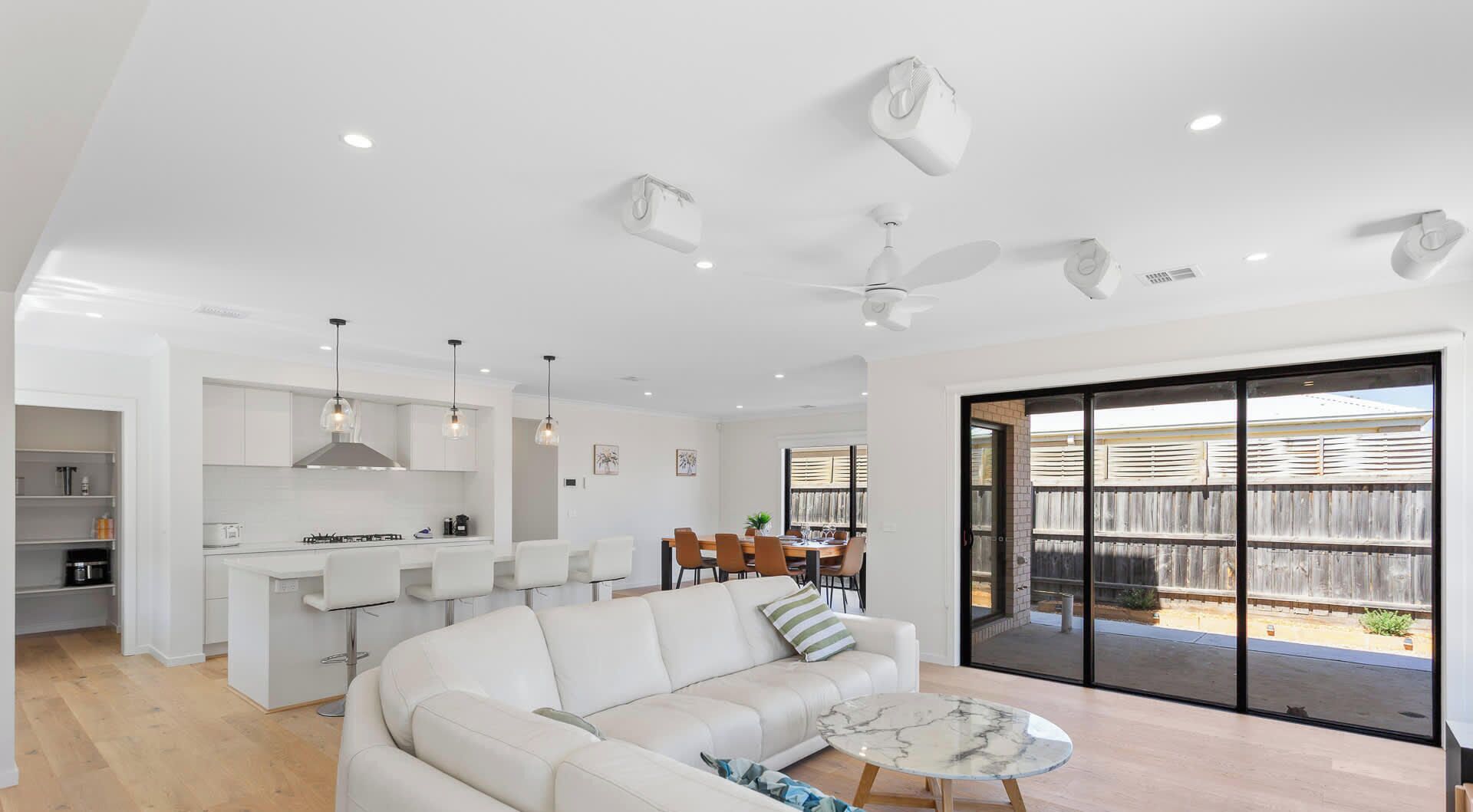 Televisión y oficina 