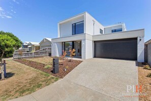 Exterior - Newly Build Large Family Home Entertainment Escape (Cowes)